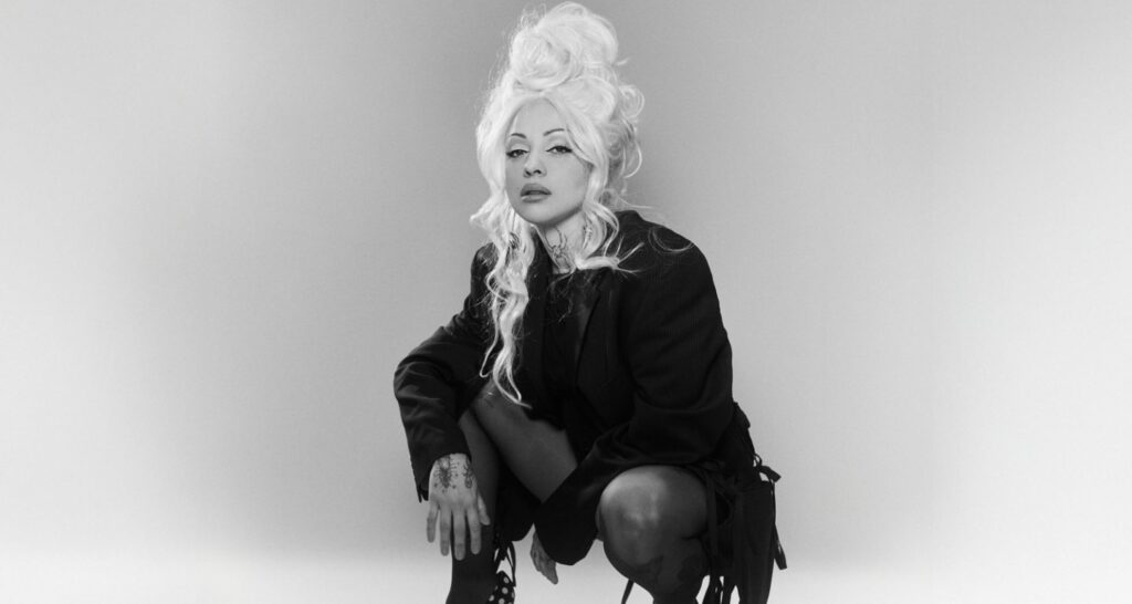 Análisis profundo de la vida de Mon Laferte: del abuso y la pobreza en Chile al éxito masivo en México. Descubre la historia real detrás de "Tu falta de querer" y el arte como supervivencia.