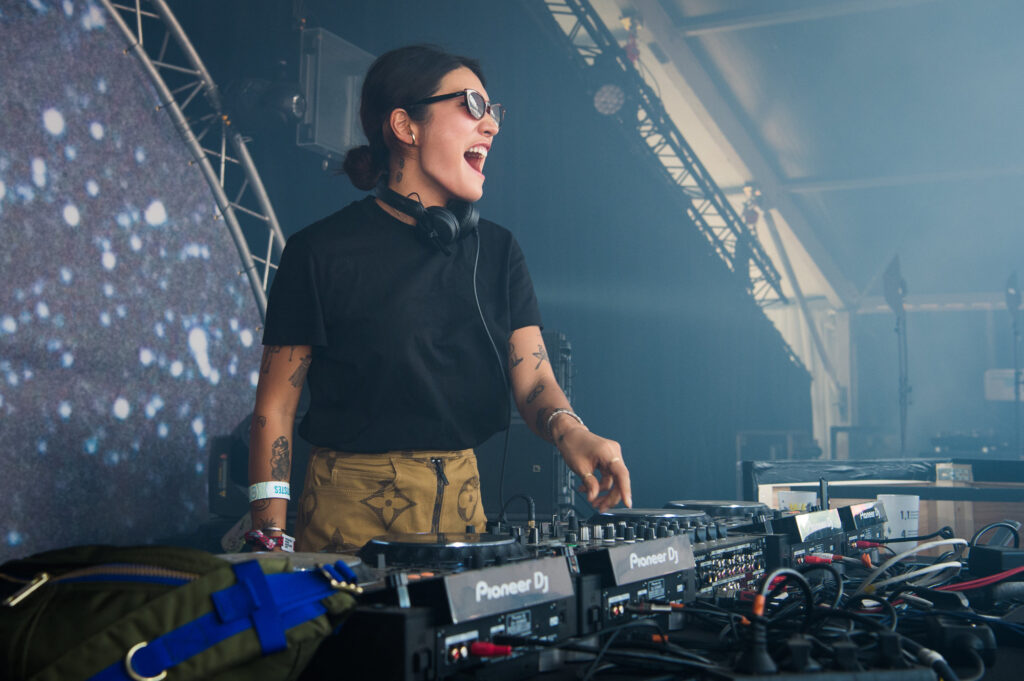 ¿Murió la electrónica dominicana? Radio Bizarro desmiente el bait y analiza a los gigantes actuales: Peggy Gou, Fred Again, Jamie XX y el regreso de Skrillex.