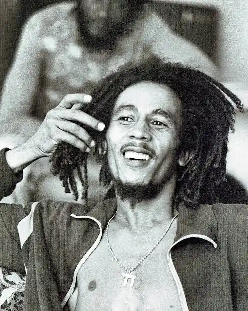 Radio Bizarro – Episodio: EVOLUCIÓN E IMPACTO DEL REGGAE: Espiritualidad, protesta y revolución 💚