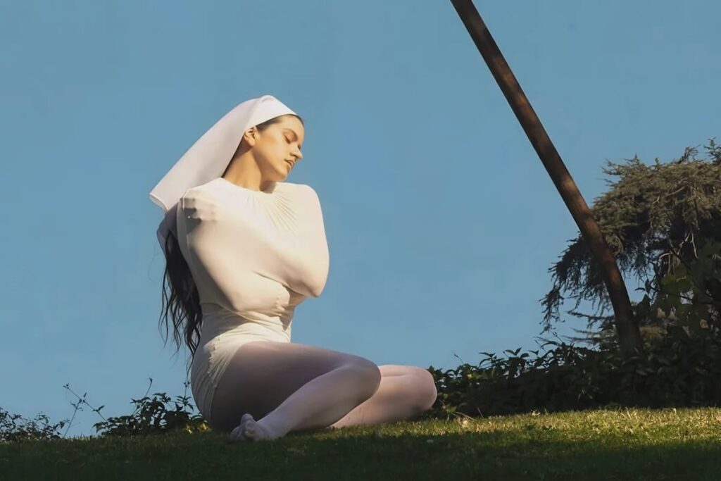 Análisis de Lux, el nuevo álbum de Rosalía. ¿Es el regreso del catolicismo al pop o pura estética bizarra? Descubre por qué la colaboración con Björk y el uso del latín están rompiendo Internet.