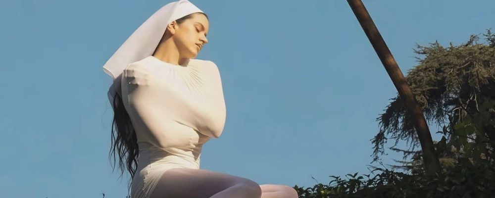Análisis de Lux, el nuevo álbum de Rosalía. ¿Es el regreso del catolicismo al pop o pura estética bizarra? Descubre por qué la colaboración con Björk y el uso del latín están rompiendo Internet.